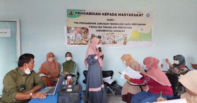 Penyampaian materi oleh nasa sumber tentang strategi pemasaran kepada pelaku UMKM dan santri Pesantren Dr M.Natsir di Alahan Panjang