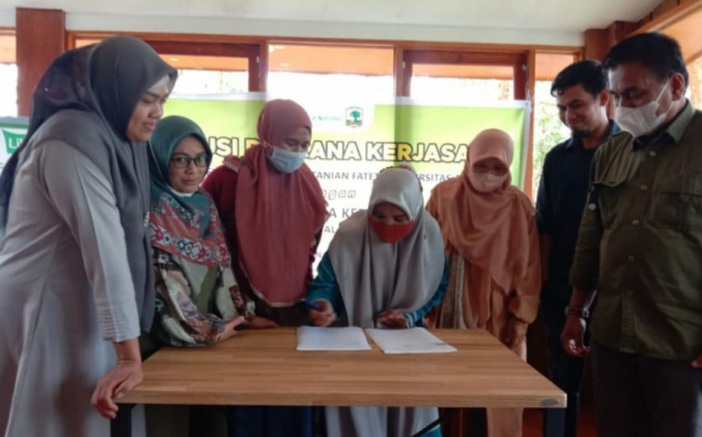 Penandatanganan draft MoU tentang kegiatan Kerjasama antara jurusan THP Unand dengan Forum Pelaku UMKM kecamatan Lembah Gumanti Alahan Panjang Kabupaten Solok.