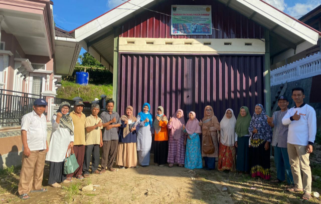 Dosen dan mahasiswa Fakultas Pertanian dan Tekhnologi Pertanian Unand bersama Poktan Baramban Pakan Sinayan