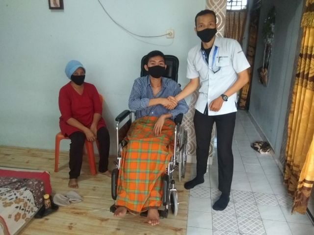 Salah seorang warga Anduriang bernama Arifin yang mengalami kelumpuhan akibat kecelakaan, menerima bantuan kursi roda dari program Peduli Kesehatan UPZ Baznas Semen Padang. Bantuan tersebut diserahkan tim UPZ Baznas Semen Padang beberapa waktu lalu.