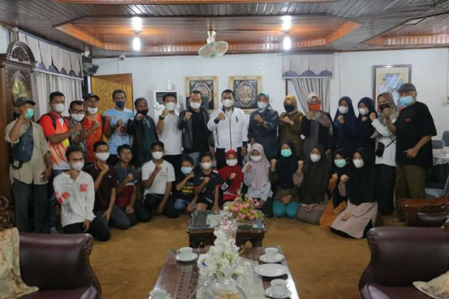Wakil Walikota Solok Ramadhani Kirana Putra, melepas keberangkatan para atlet Tenis Meja Kota Solok untuk mengikuti Kejuaraan Daerah (Kejurda) tingkat Provinsi Sumatera Barat di Kota Padang