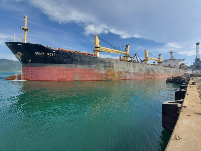 Kapal tujuan ekspor ke Bangladesh sandar di Pelabuhan Teluk Bayur Padang