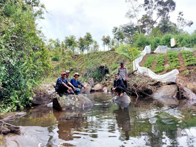 Wakil Walikota Solok Ramadhani berada di sumber air Batang Imang Payo.
