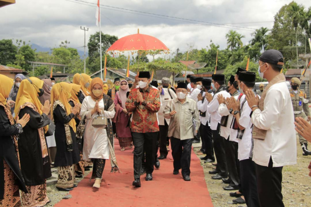 Wakil Bupati Pasaman Sabar AS saat sampai di lokasi sebelum secara resmi membuka acara penilaian Kerapatan Adat Nagari (KAN) terbaik tingkat Provinsi Sumatera Barat, bertempat di Kantor Wali Nagari Durian Tinggi