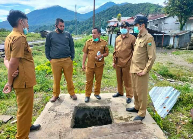 Kadis Perkim LH Kota Padang Panjang, Alvi Sena bersama jajarannya, terlihat meninjau salah satu titik kumpul air sebelumnya dipenuhi tumpukan sampah campur tanah, di Kelurahan Pasar Usang.