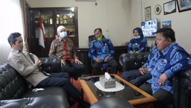 Kadis Perkim LH Padang Panjang, Alvi Sena, saat menerima tamunya dari BPD Maliki Air Sungai Penuh, Kamis (14/10/21) siang.