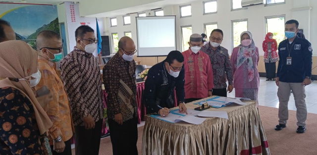 Penandatanganan berita acara hibah tanah dari Pemkab Limapuluh Kota kepada Kementerian Kelautan dan Perikanan Republik Indonesia