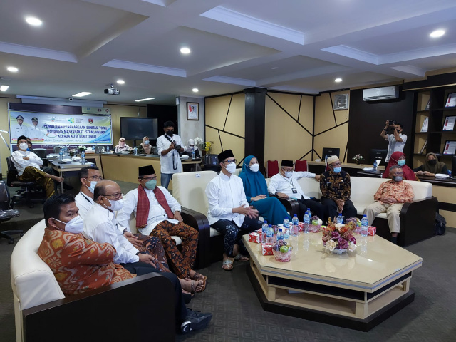 Walikota Bukittinggi Erman Safar menerima Penghargaan STBM Award tahun 2021 secara virtual di Bukittinggi Command Center (BCC), dalam Hari Cuci Tangan pakai sabun sedunia