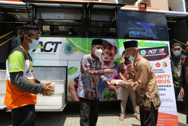Wakil Walikota Solok Ramadhani menyerahkan nasi kotak.