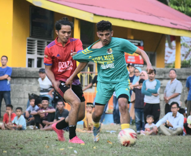 Andrizal Putra saat berjibaku dengan pemain Taluak FC pada final Taluak Cup IV
