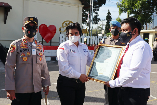 Kapolres Bukittinggi Dody Prawiranegara saksikan penyerahan Penghargaan dari Koordinator Nasional (Kornas) Tim Reaksi Cepat Perlindungan Perempuan dan Anak (TRC PPA) di halaman Polres Bukittinggi