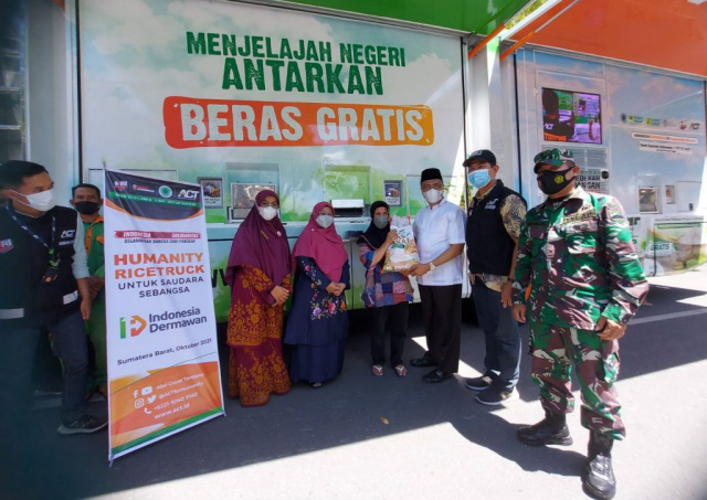 Wakil Wali Kota Bukittinggi bersama Aksi Cepat Tanggap (ACT) launching operasi pangan gratis dalam bentuk beras, melalui Humanity Ricetruck/ ATM beras yang berbentuk Truck.