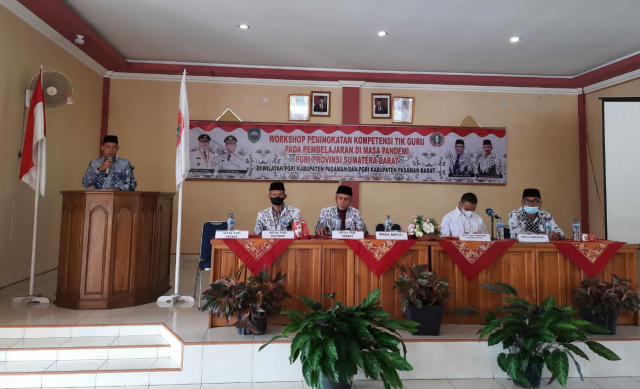 Wabup Pasaman, Sabar AS saat buka workshop PGRI Sumbar