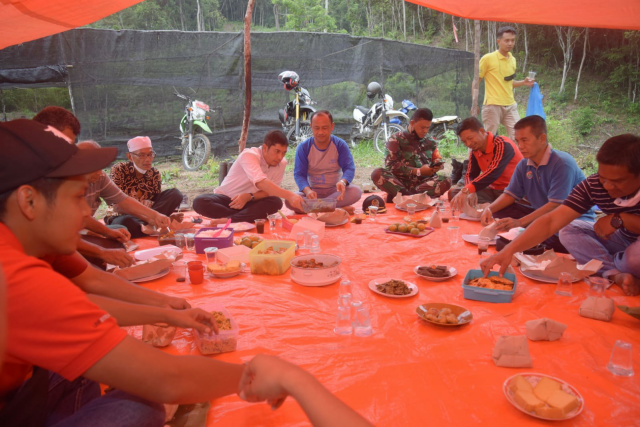 Walikota Sawahlunto Deri Asta menghadiri gotong royong penyelesaian pembukaan akses jalan bersama Kelompok Tani Tunas Baru