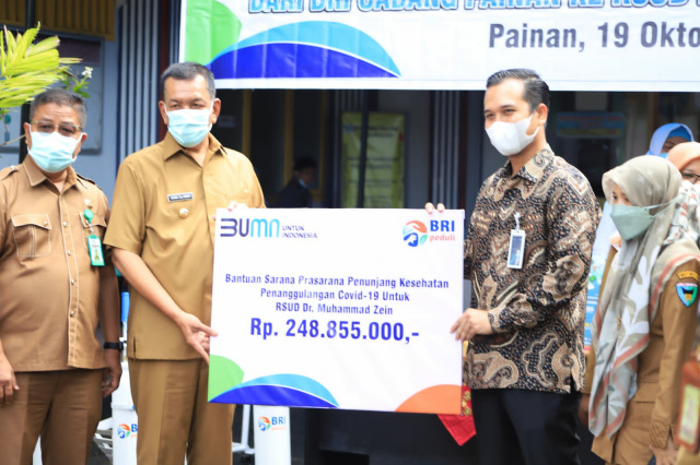 Pemimpin Cabang BRI Cabang Painan, Wisnu Wirawan serahkan kepada Bupati Pesisir Selatan, Rusma Yul Anwar