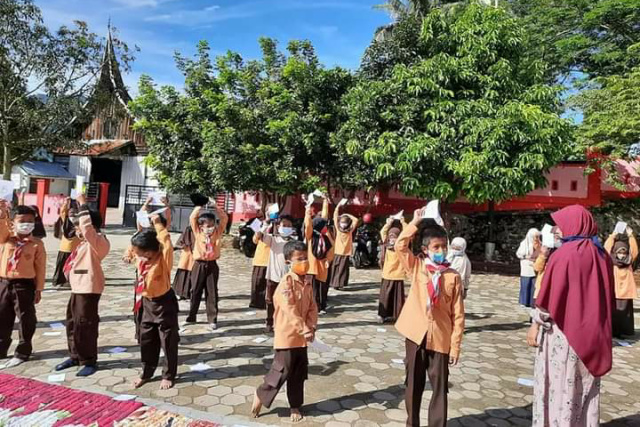 Siswa SDIT Maarif Kota Padang Panjang tengah ikuti lomba dalam peringatan Maulid Nabi.