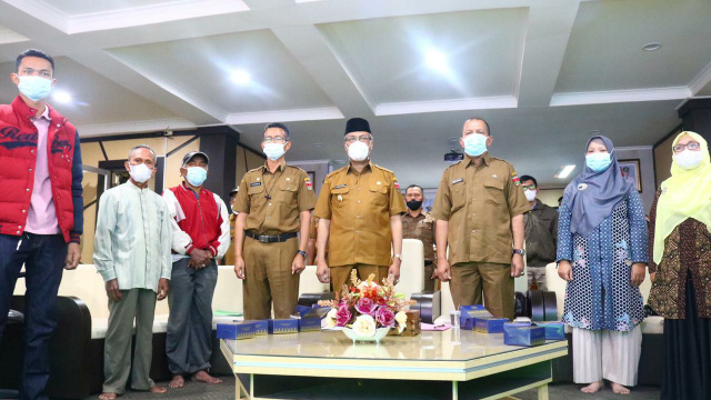 Wakil Wali Kota Marfendi mengikuti acara puncak kegiatan Festival Iklim Tahun 2021 dari ruangan Bukittinggi Command Center (BCC)