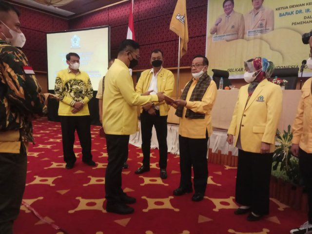 Ketua Dewan Kehormatan Partai Golkar, Akbar Tandjung serahkan buku menjemput kemenangan Golkar kepada Ketua DPD Golkar Sumbar Khairunnas saat melakukan silaturahmi dan konsilidasi dengan kader Partai Golkar Sumatera Barat 