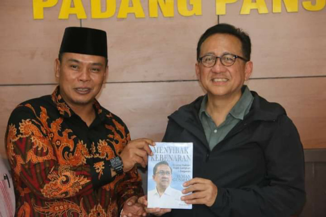 Ketua DPRD Padang Panjang, Mardiansyah menerima buku berjudul Menyibak Kebenaran dari mantan Ketua DPD RI, Irman Gusman, Selasa (29/10/21) siang, bertempat di kampus Thawalib Putra Kota Padang Panjang.