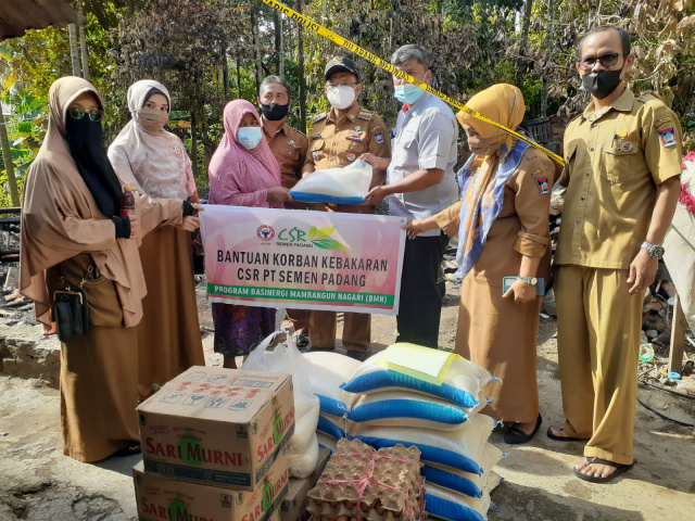 Penyerahan bantuan sembako dari PT Semen Padang untuk warga Padang Besi korban kebakaran, Selasa (19/10/2021).
