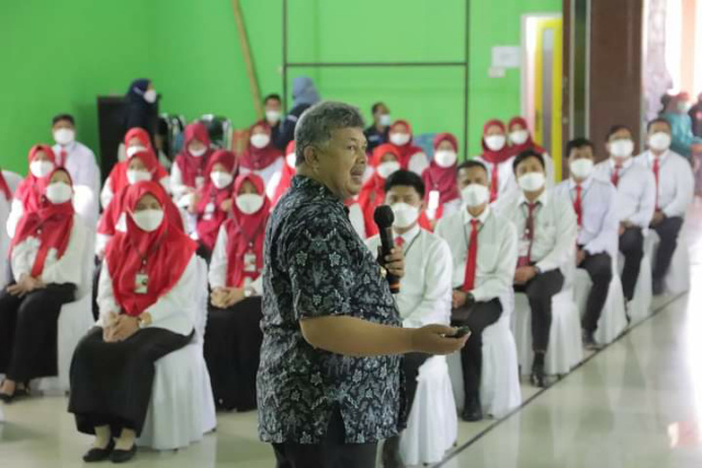 Walikota Solok Zul Elfian Umar saat memberikan sambutannya ketika membuka tahapan pembelajaran klasikal pelatihan dasar (Latsar) Calon Pegawai Negeri Sipil (CPNS) Kota Solok Angkatan I dan Angkatan II Tahun 2021
