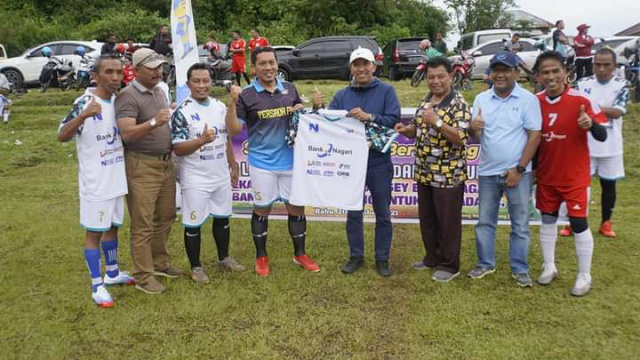 Peluncuran Jersey oleh Bank Nagari Kota Padang Panjang sebelum laga final lawan BN Pariaman, Rabu petang kemaren, di lapangan Gunung Sejati Padang Panjang Timur.