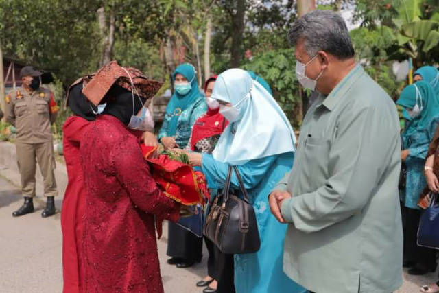 Ketua Umum TP PKK Provinsi Sumbar Ny.Harnelli Mahyeldi dan rombongan kunjungi Kota Solok 