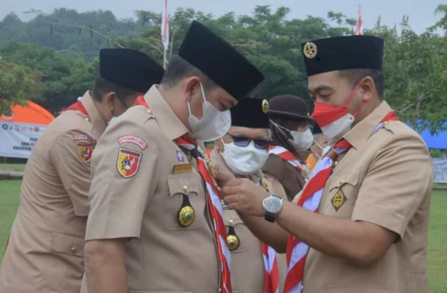 Wakil Gubernur Sumbar, Audy Joinaldy ini serahkan piagam penghargaan dari Kwarnas kepada Ketua Majelis Pembimbing Cabang (Kamabicab) Sawahlunto, Deri Asta SH dan Satgas Pramuka Peduli Covid-19 Kwarcab Sawahlunto. 