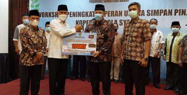 Gubernur sumbar secara simbolis serahkan bantuan hibah dari Dinas Koperasi Usaha Kecil Menengah (UKM) Provinsi Sumatera Barat (Sumbar) kepada Walikota Solok