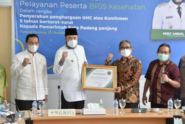 Wako Fadly Amran saat menerima penghargaan dari Direktur BPJS Kesehatan David Bangun, Jumat kemaren.