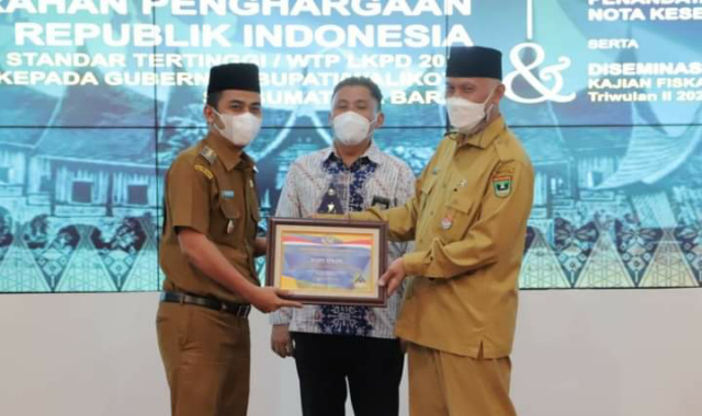 Wakil Wali Kota Solok Ramadhani Kirana Putra menerima plakat dan piagam Opini Wajar Tanpa Pengecualian (WTP) untuk Pemerintah Kota Solok 5 tahun berturut-turut dari Gubernur Sumbar