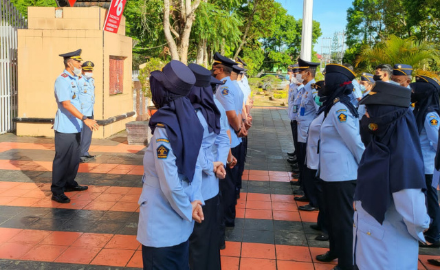 Lapas dan Bapas Bukittinggi berserta jajaran melaksanakan proses ziarah dan tabur bunga di Taman Makam Pahlawan Kusuma Bhakti Bukittinggi