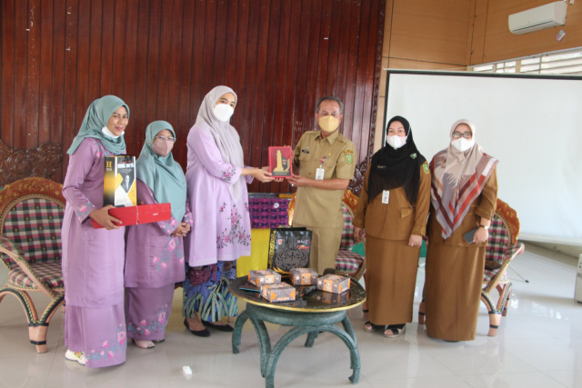 Ketua Dekranasda Kota Bukittinggi Ny.Fiona Erman Safar serahkan cenderamata saat studi banding ke Pekanbaru 