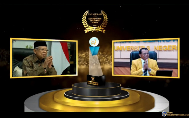Penyerahan anugerah Keterbukaan Informasi kepada UNP