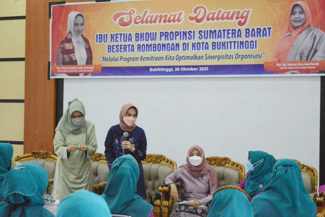 Kunjungan pengurus BKOW Prov. Sumatera Barat yang diketuai oleh Ny. Fitria Amalia Audy Joinaldy ke Bukittinggi