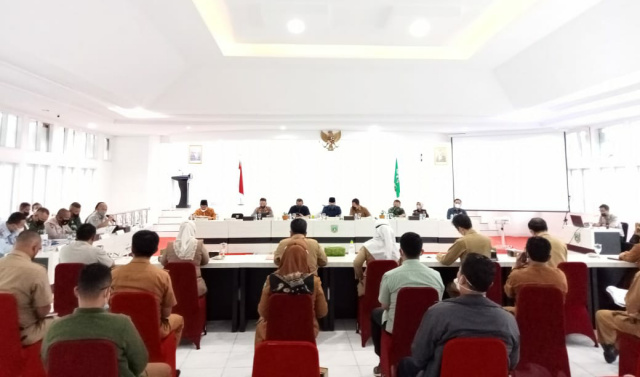 Suasana rapat koordinasi dan evaluasi Covid_19 pasca ditetapkan Kota Padang Panjang berada di PPKM Level. I, Selasa kemaren di lantai. III kantor Balai Kota.