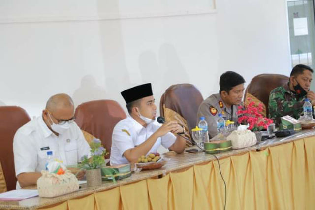 Wakil Wali Kota Solok Ramadhani Kirana Putra ketika rapat Monitoring dan Evaluasi Covid-19 Kota Solok di Aula Dinas Kesehatan Kota Solok