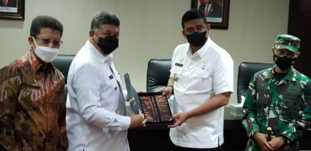 Wali Kota Solok Zul Elfian menerima cendramata dari Wali Kota Medan Bobby Nasution.