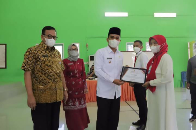 Wakil Walikota Solok Ramadhani Kirana Putra menyerahkan sertifikat Latsar kepada peserta.