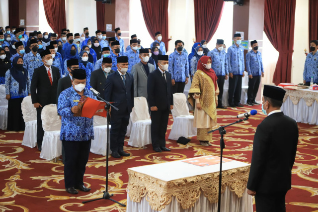 Bupati Pesisir Selatan, Rusma Yul Anwar, melantik sebanyak 352 orang pejabat eselon II, III dan IV di lingkup Pemerintah Kabupaten Pesisir Selatan