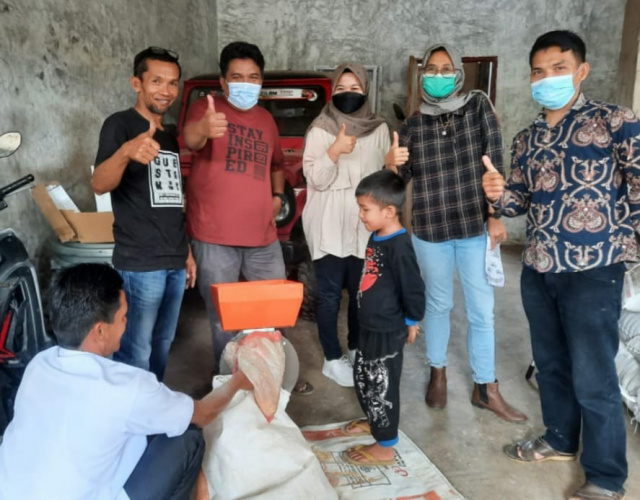 Serah terima alat penggiling jagung dari Tim PKM Unand kepada Poktan Aur Serumpun Nagari Simpang