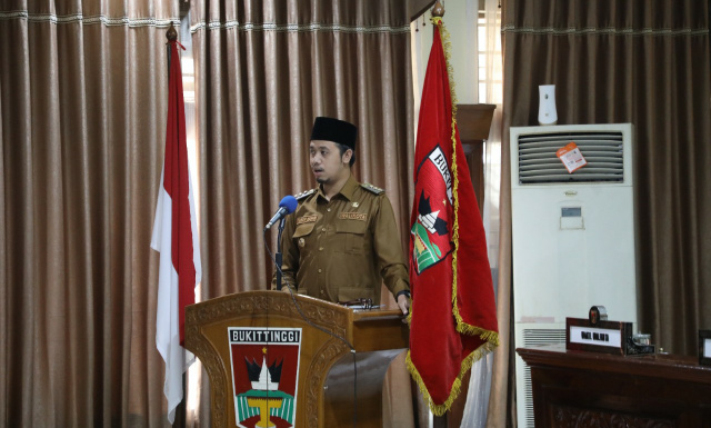 Walikota Bukittinggi Erman Safar dalam Rapat Paripurna Dewan Perwakilan Rakyat Daereah (DPRD) Kota Bukittinggi menyampaikan hantaran dua Ranpera
