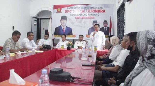 Ketua DPC Partai Gerindra Kota Padang Panjang, Yulius Kaisar saat memberikan sambutan pada Rakercab Gerindra, Sabtu kemaren, di Kantor Partai Silaing Bawah.