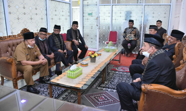 Suasana saat Bupati Agam, Dr H Andri Warman Berdikusi dengan sejumlah tokoh adat KAN Lubuk Basung