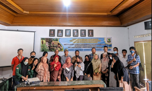 Narasumber dan peserta pelatihan yang dilaksanakan Unand di Sungai Kamuyang