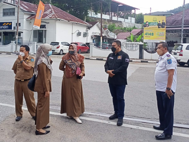 Anggota DPRD Sumbar Rico Alviano Beserta OPD Pemko Sawahlunto Survey Titik Lokasi Pemasangan Videotrone di Simpang Segitiga Sawahunto, Selasa (2/10)