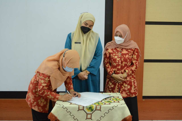 Ketua TP PKK Kota Bukittinggi, Ny. Fiona Erman Safar, saksikan serah terima ketua Dharma Wanita Persatuan Kota Bukittinggi.