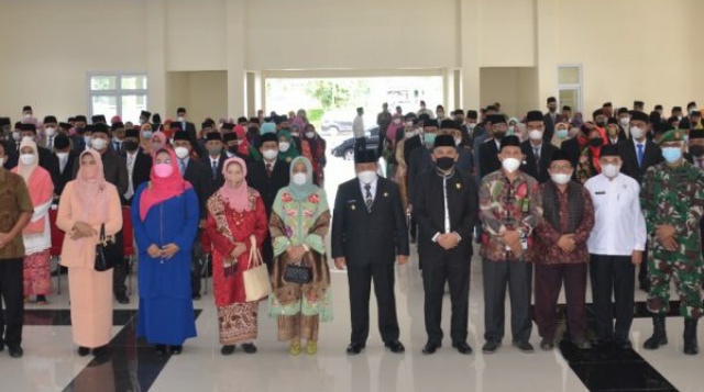 Bupati Agam, Dr H Andri Warman foto bersama dengan sejumlah pejabat usai pelantikan