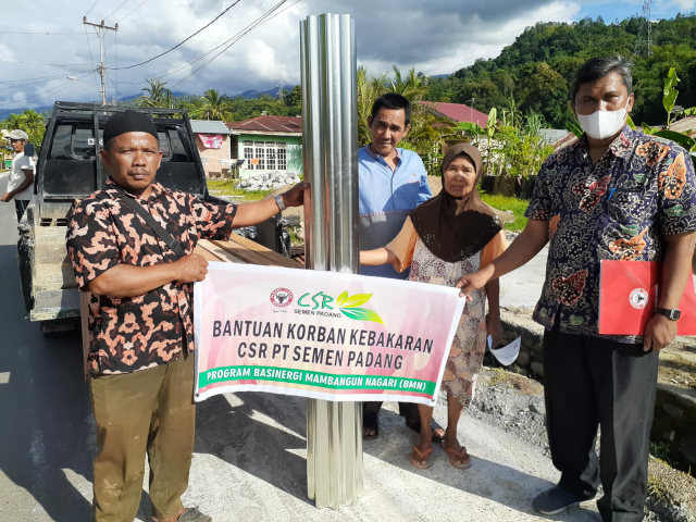 Penyetahan bantuan tahap II untuk korban kebakaran di Tarantang dari Semen Padang