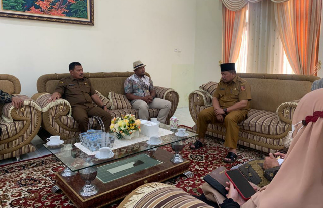 Bupati Agam, Dr.H. Andri Warman didampingi Kadis Perindagkop UKM, Dedi Asmar, audiensi dengan Forum UMKM Kabupaten Agam